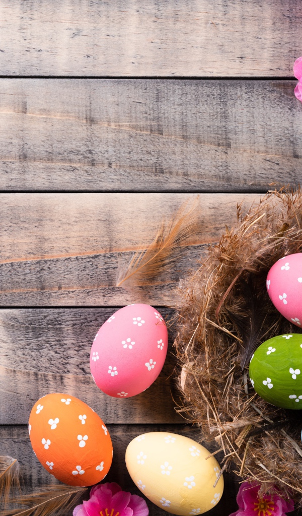 Разноцветные яйца в гнезде на столе на Великий православный праздник Пасха