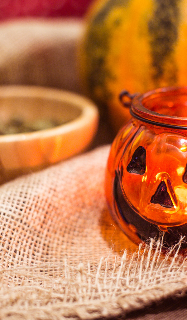 Светильник тыква на столе на праздник Хэллоуин