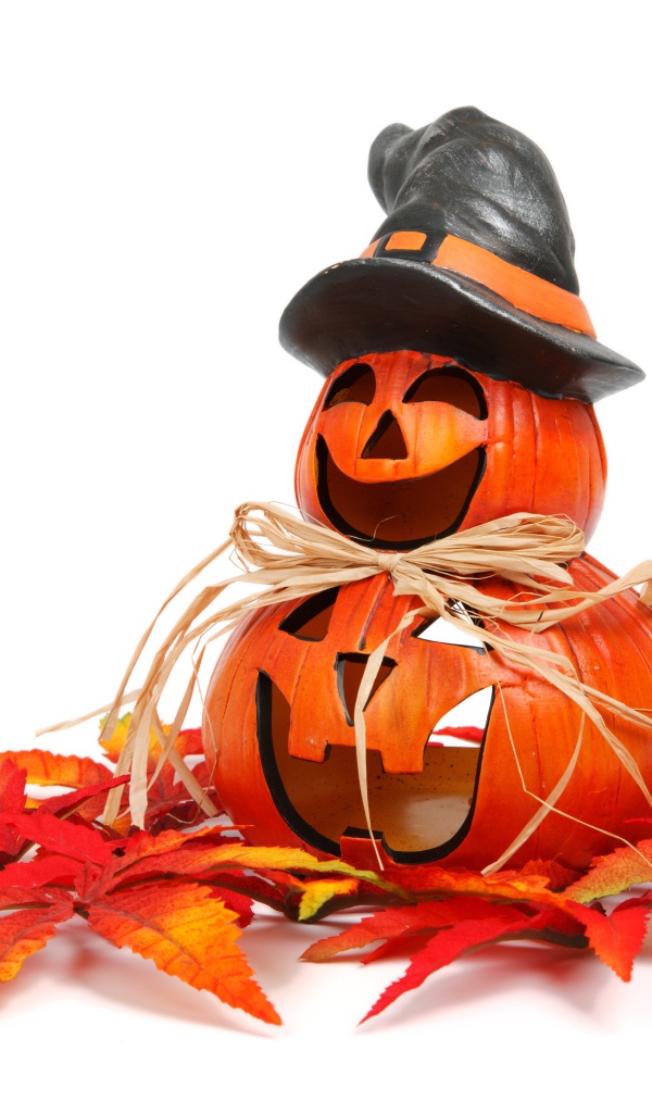 Статуэтка тыквы на белом фоне с листьями на праздник Хэллоуин