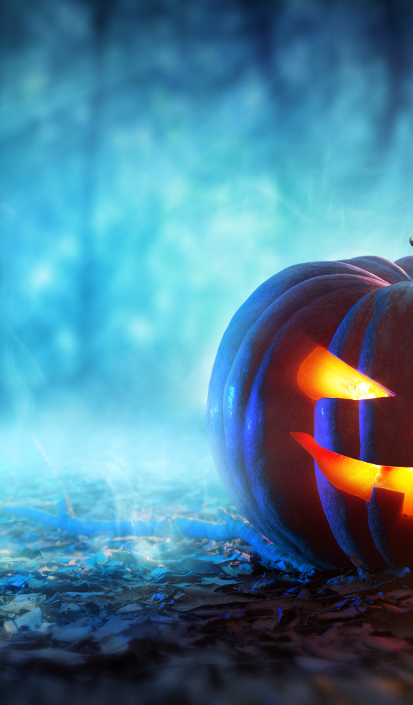 Грозный фонарь тыква на листве на Хэллоуин