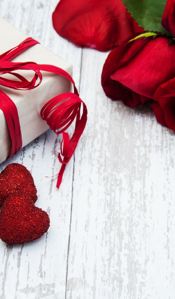 Красивый букет роз и подарок для любимой на 8 марта