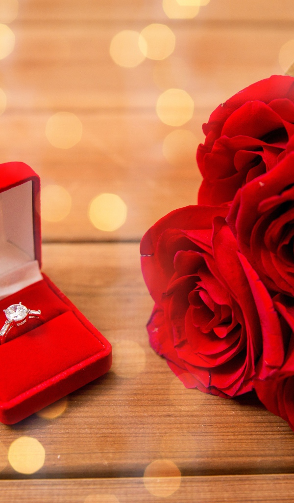 Красивый букет красных роз с кольцом с бриллиантом в подарок для любимой на 8 марта