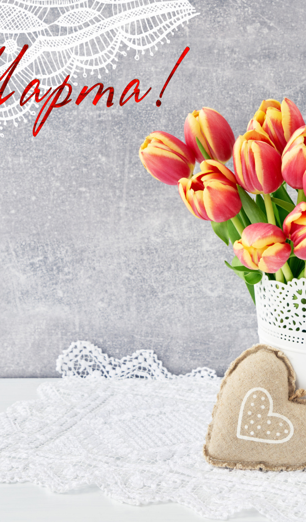 Букет тюльпанов на сером фоне на 8 марта