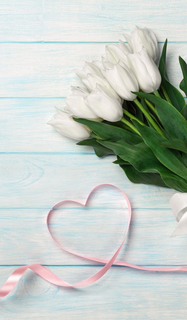 Букет белых тюльпанов, розовая лента и подарок на 8  марта