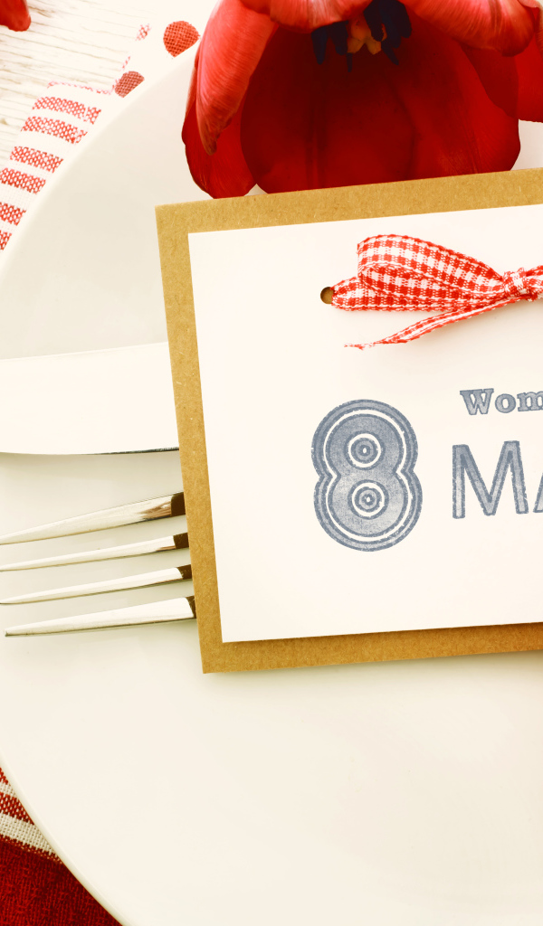 Открытка с красными тюльпанами на тарелке на 8 марта