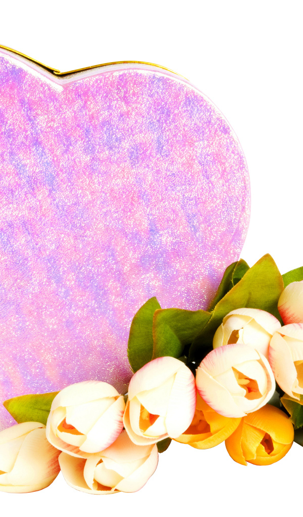 Коробка в форме сердца и букет тюльпанов на белом фоне на 8 марта