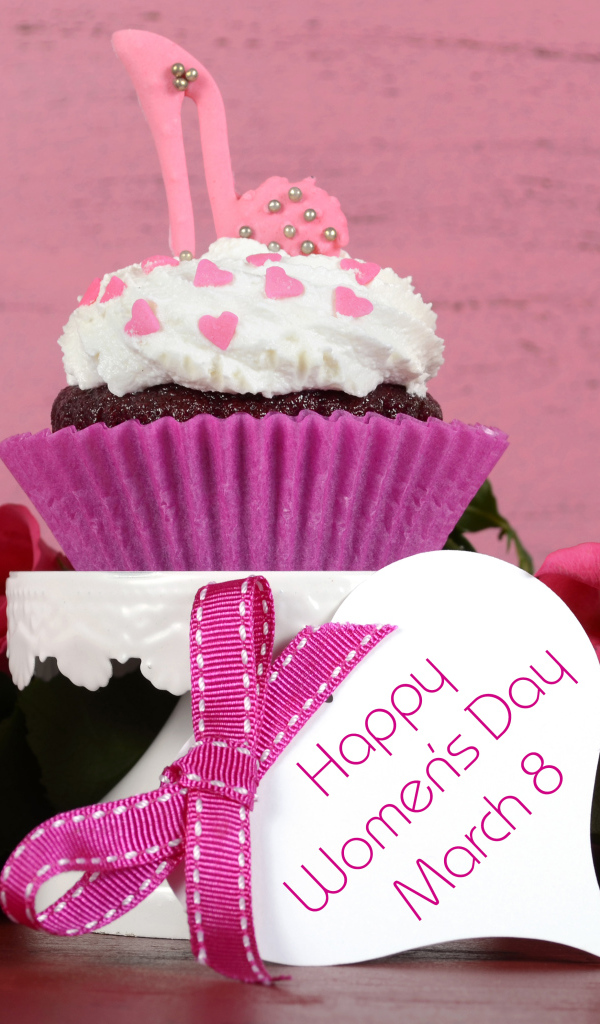 Сладкий кекс и цветы на Международный женский день 8 марта
