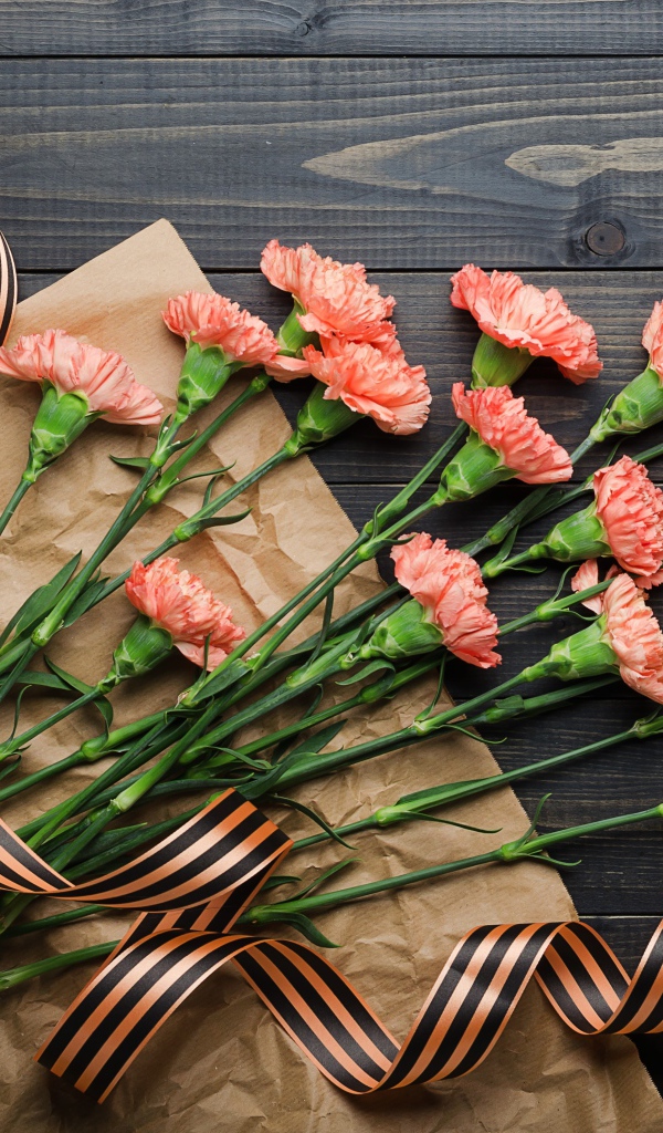 Букет розовых гвоздик с георгиевской лентой на День победы 9 мая 