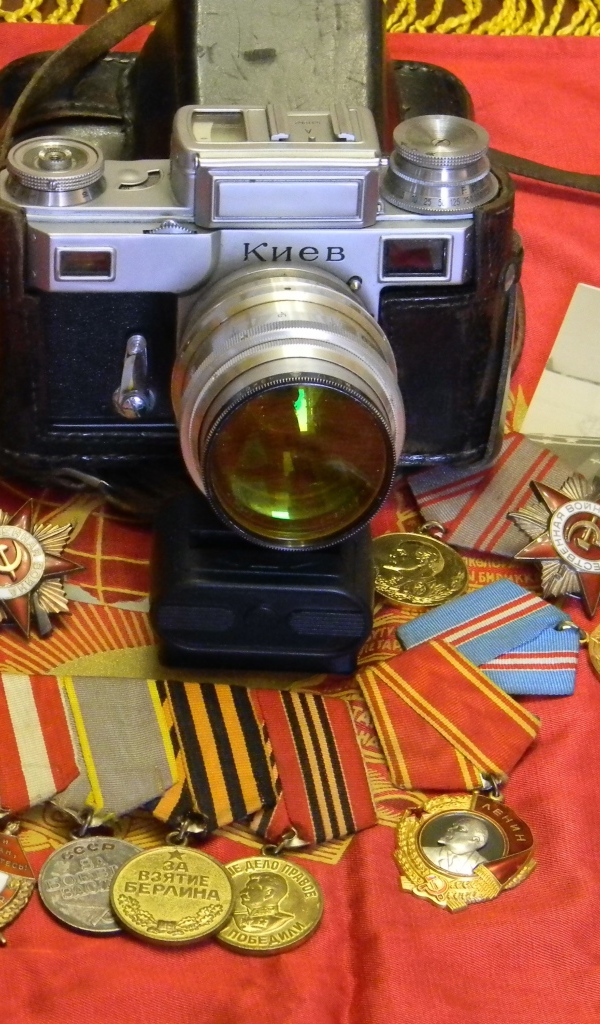 Фотоаппарат, награды и старое фото на День победы 9 мая 