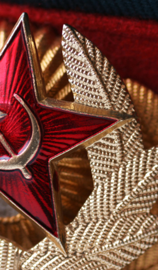 Красная звезда с серпом и молотом на фуражке 