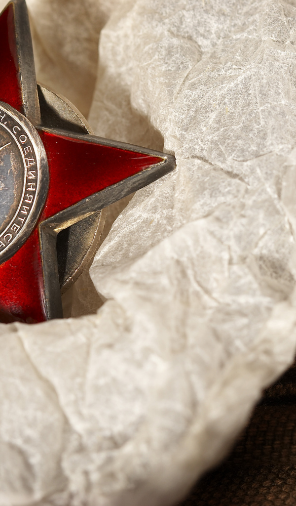 Значок со звездой лежит на бумаге 