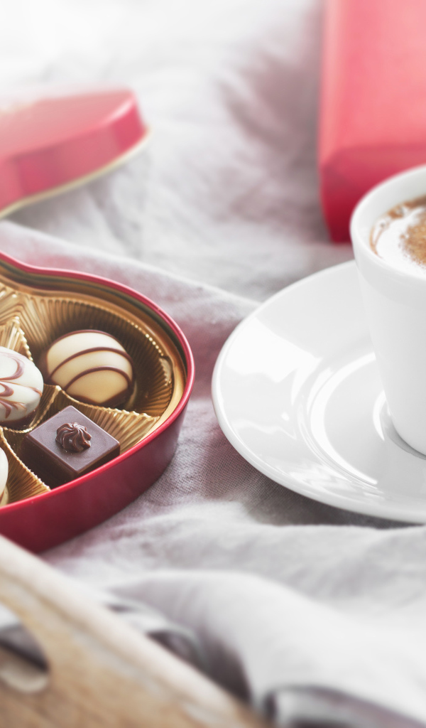 Чашка кофе и коробка конфет для любимой на 14 февраля 