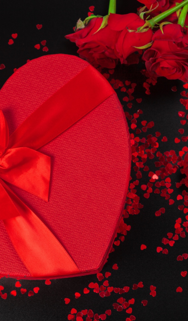 Большой подарок в форме сердца с букетом роз для любимой 