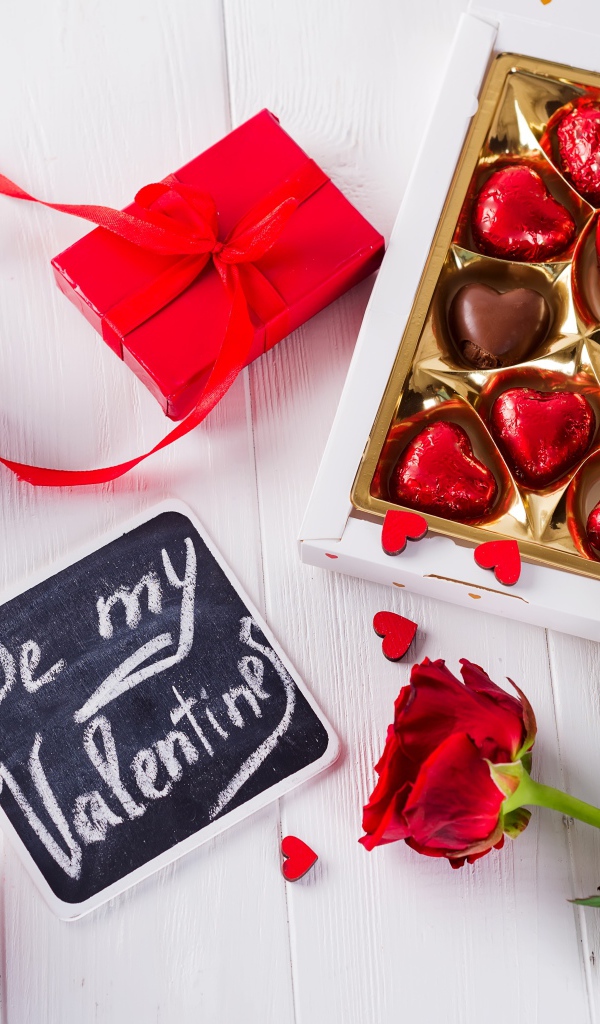 Коробка конфет с цветами розы и подарком на День Святого Валентина
