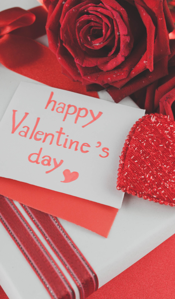 Подарок и открытка с цветами на День Влюбленных 14 февраля