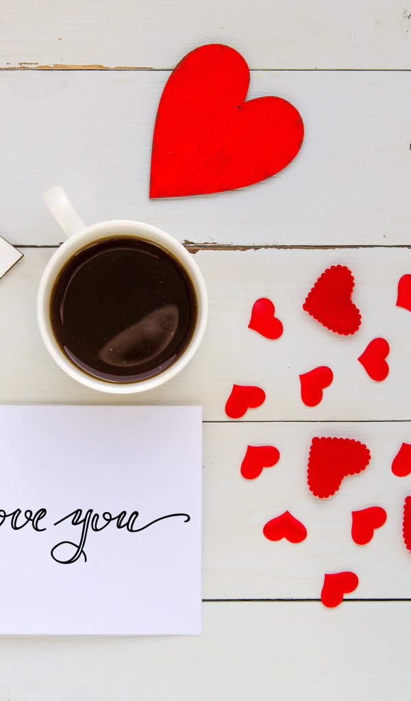 Сердечки и чашка кофе на столе для любимой на 14 февраля