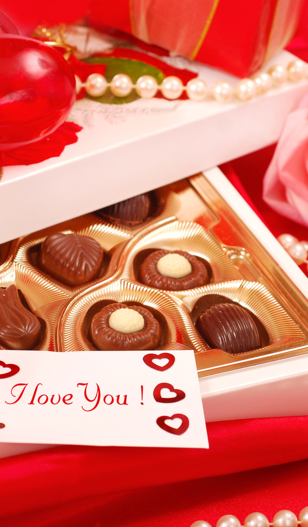Жемчужные бусы, конфеты и роза для любимой на 14 февраля