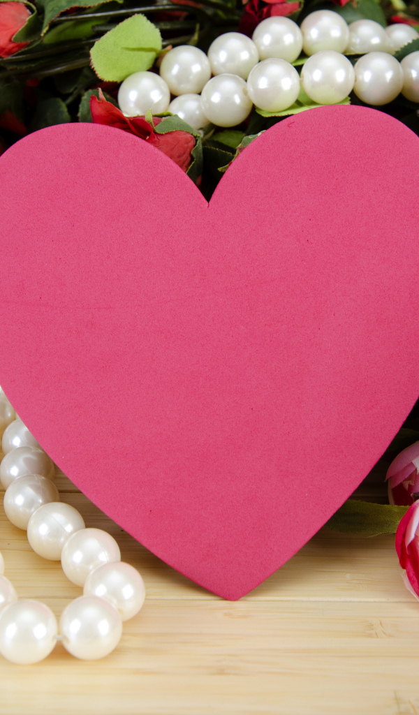 Розовое сердце, букет роз и бусы из жемчуга для любимой на день влюбленных