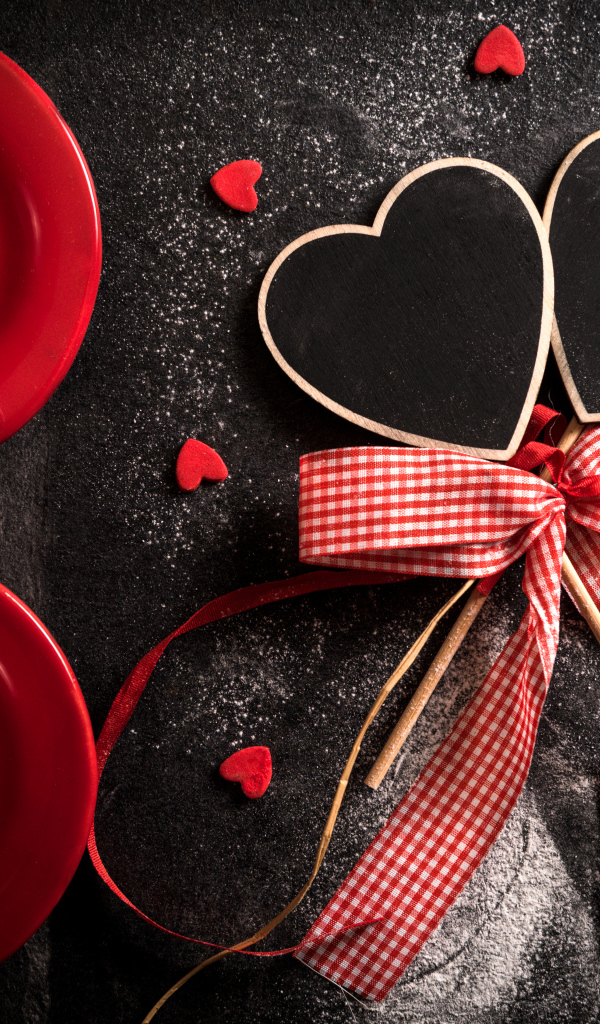 Две чашки кофе на столе с сердечками на 14 февраля 