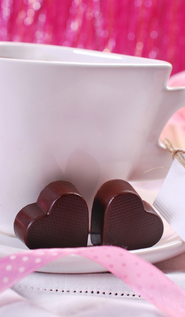 Белая чашка кофе с конфетами на День Святого Валентина 14 февраля