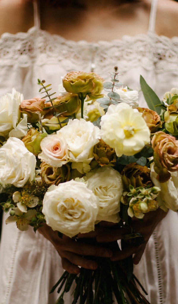 Красивый букет невесты с белыми розами в руках