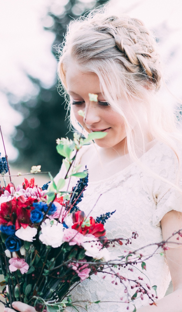 Красивая девушка невеста со свадебным  букетом в руках