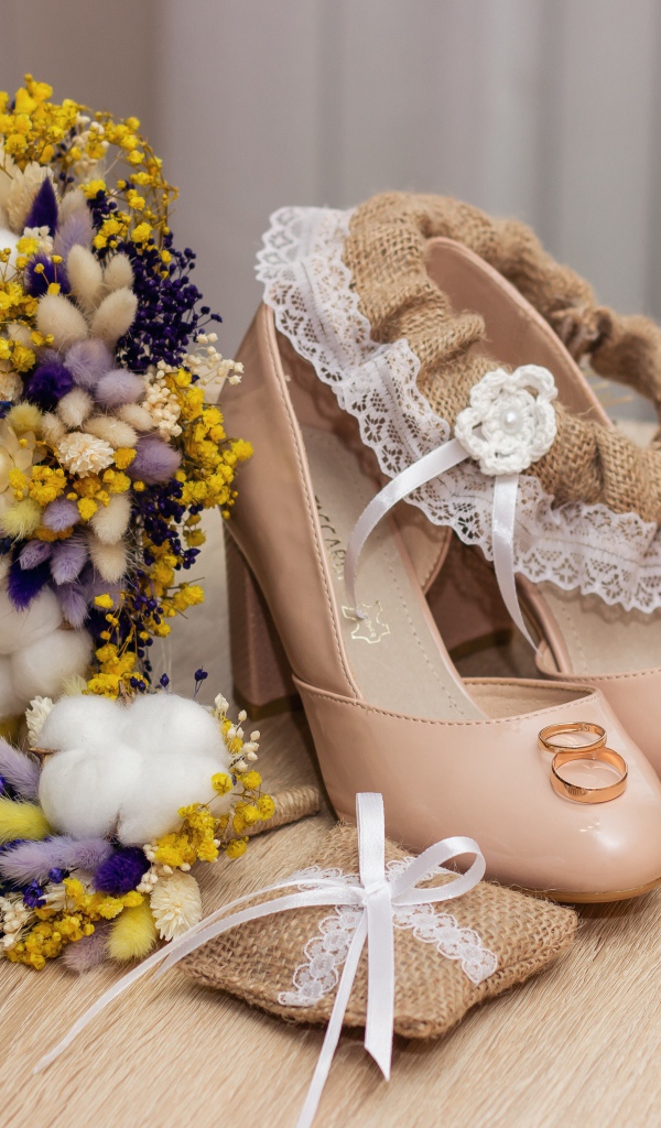 Букет цветов, туфли и обручальные кольца 