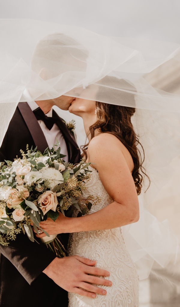 Сладкий поцелуй жениха и невесты 