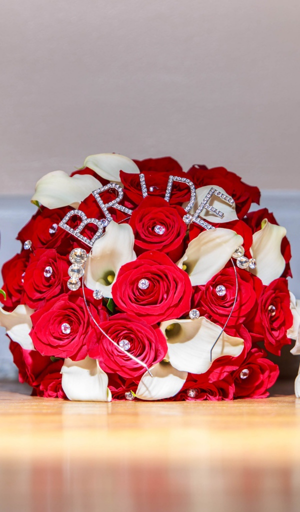 Два свадебных букета с белыми туфлями невесты 