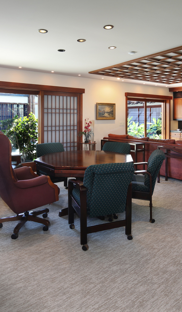 Большой просторный кабинет с дорогой кожаной мебелью