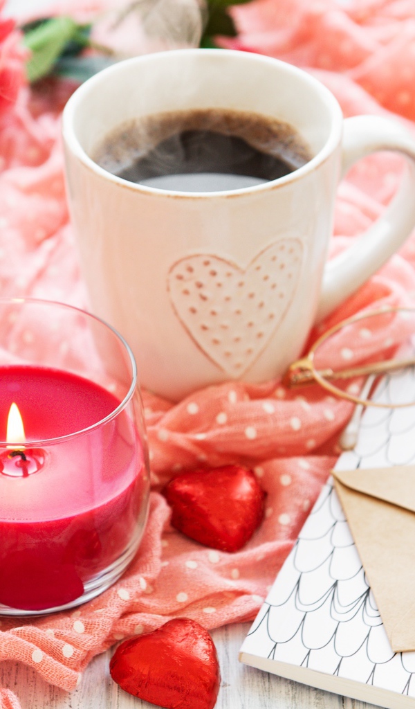 Чашка кофе, свеча, конфеты, букет роз и письмо для любимой