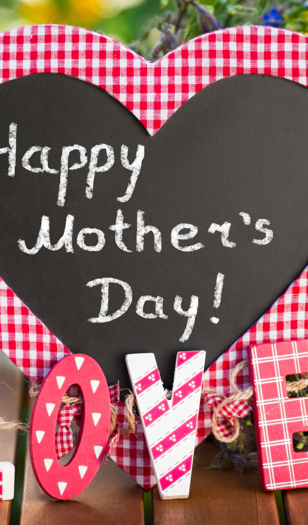 Большое сердце и надпись LOVE на день матери 