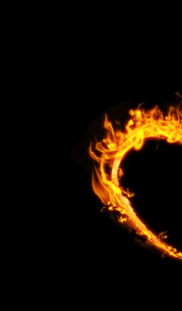 Яркое огненное сердце на черном фоне