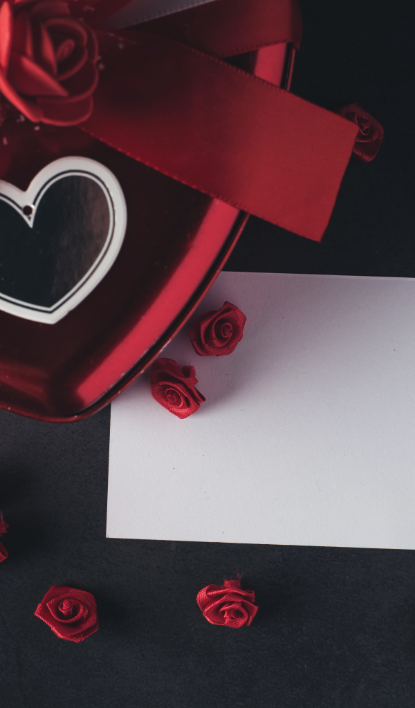 Подарочная коробка с листом бумаги и розами из ленты