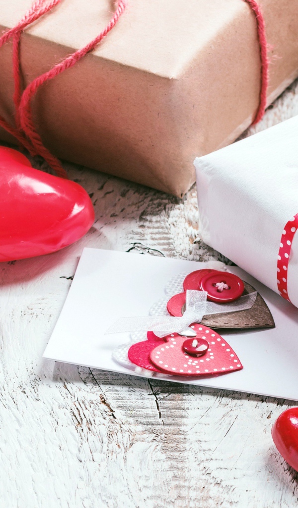 Подарки с сердечками на столе 