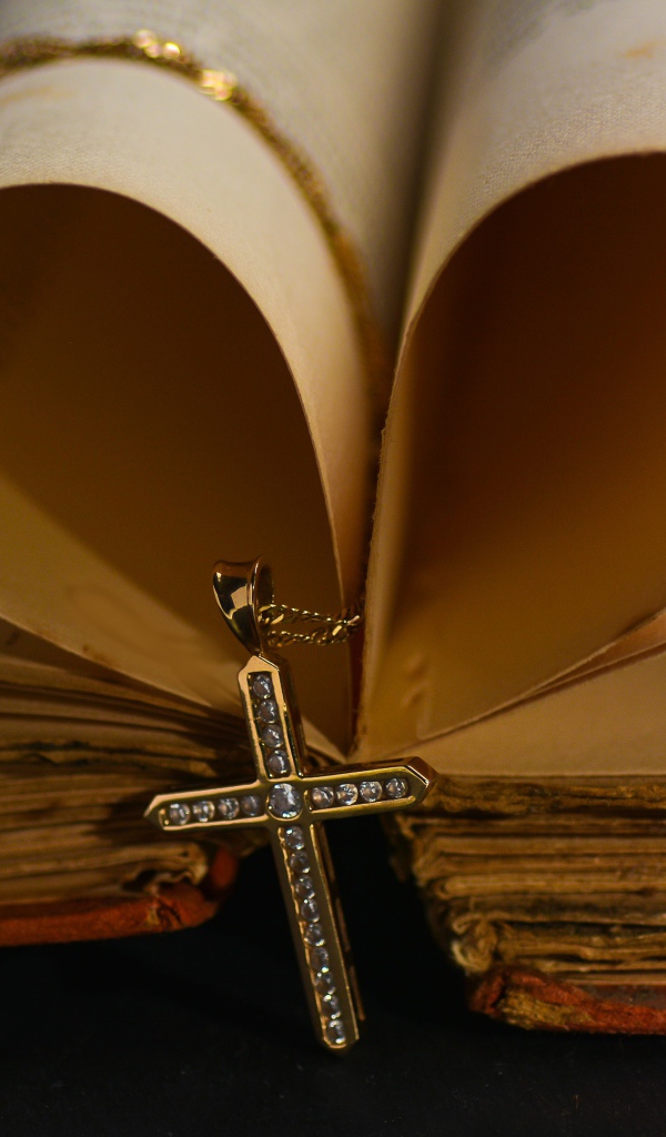 Сердце из страниц книги в золотым крестом на цепочке 