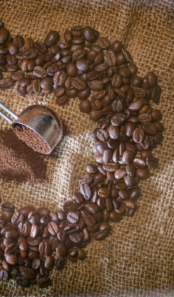 Сердце из кофейных зерен на мешке 