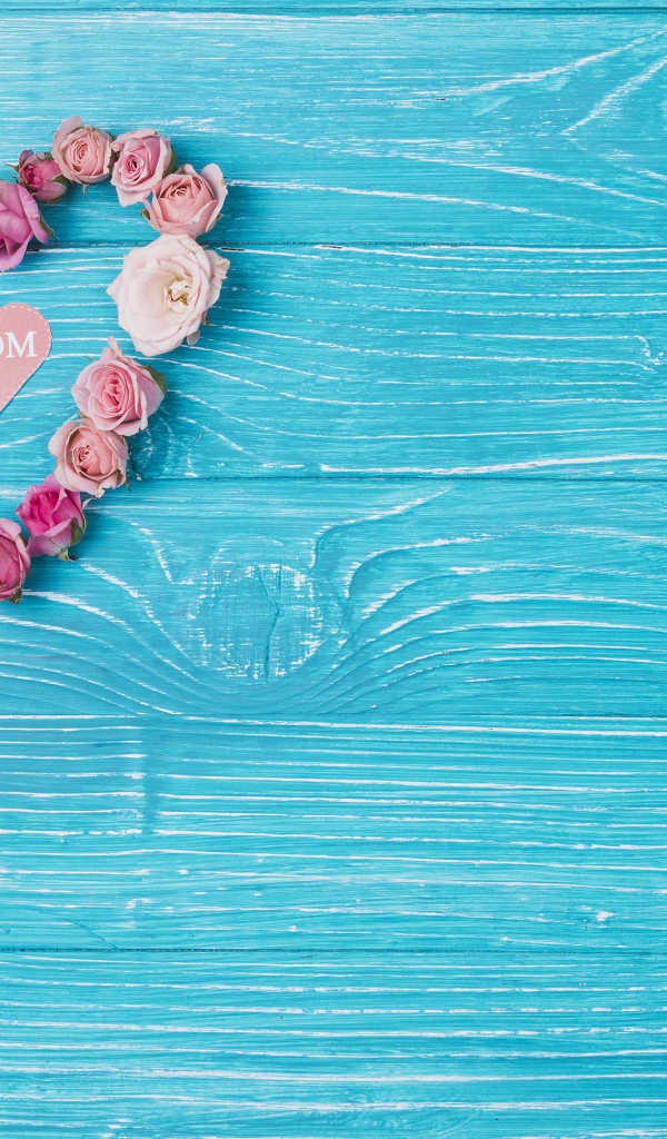 Сердце из цветом на голубом фоне для мамы