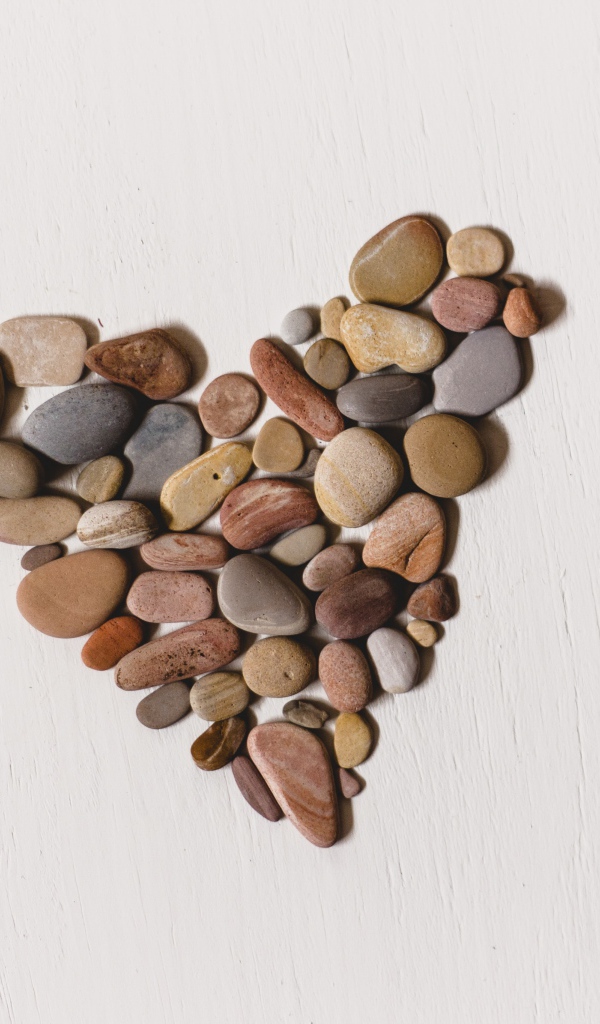 Сердце из камней на белом фоне