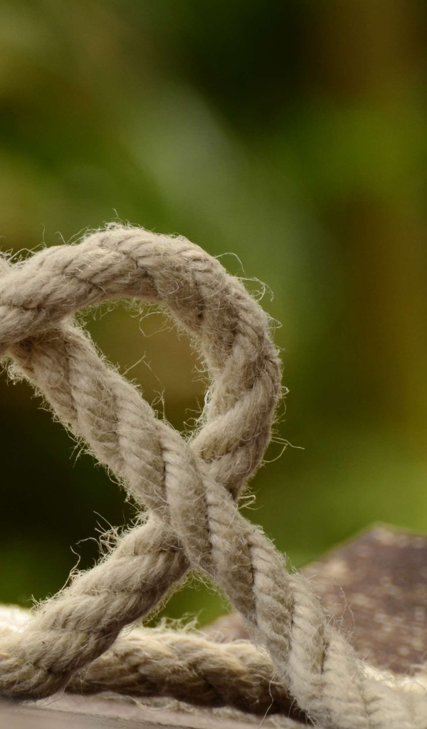 Сердце из бечевки на лавке 