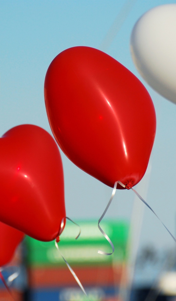 Белые и красные воздушные шарики в форме сердца