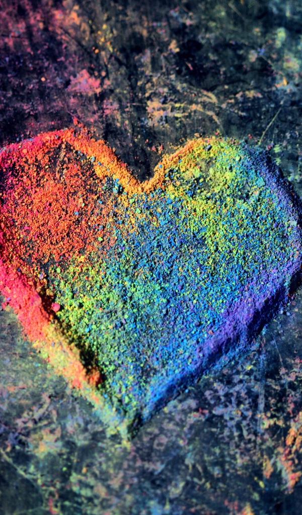 Разноцветное сердце из сухой краски на сером фоне