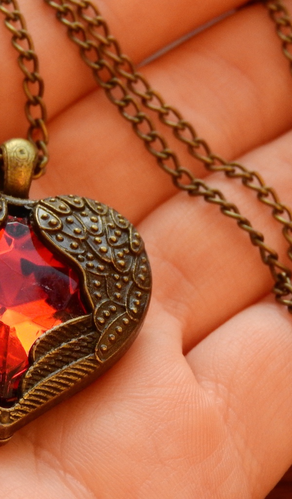 Кулон в форме сердца на ладони 