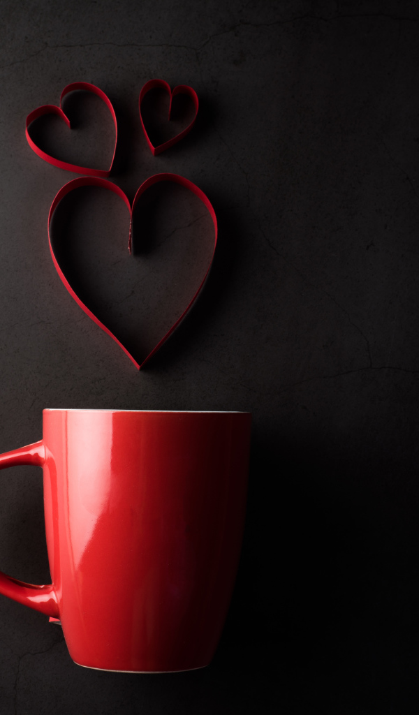 Красная чашка на сером фоне с сердечками