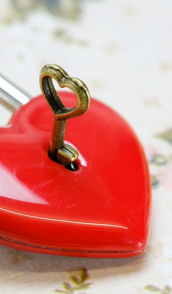 Красный замок в форме сердца с ключом