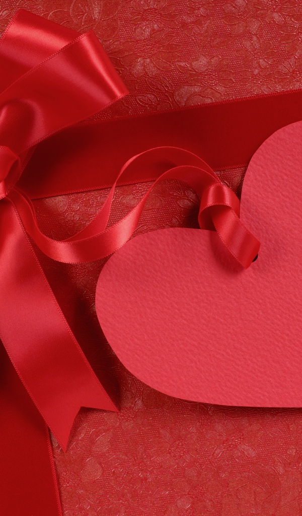 Красное сердце с бантом из ленты 