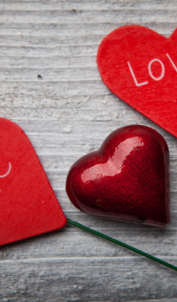 Красные сердечки на сером столе 