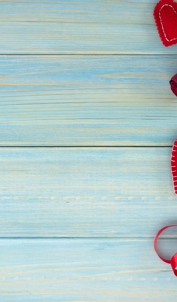 Роза, подарок, сердечки и конфеты для любимой на голубом фоне