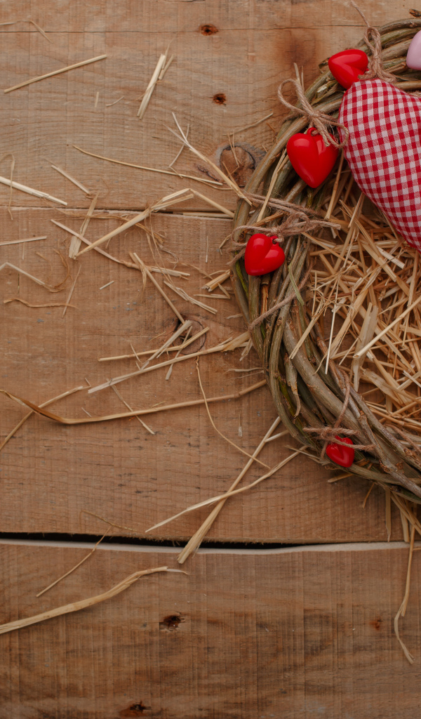 Два сердца из ткани на столе в гнезде 