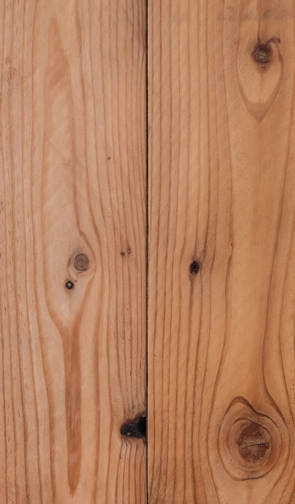 Два плюшевых медведя с сердечками у стены